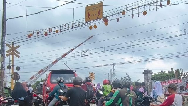 Dedi Mulyadi perlintasan kereta api dengan palang otomatis
