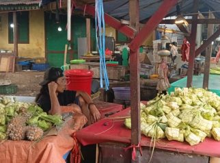 Pedagang kulit ketupat Iduladha Kota Depok