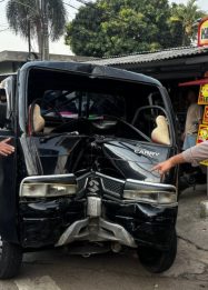 Mobil menabrak tiang listrik di Kota Depok