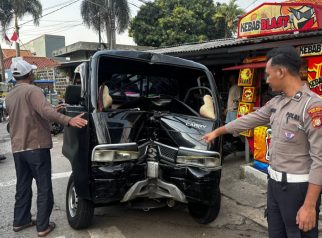 Mobil menabrak tiang listrik di Kota Depok