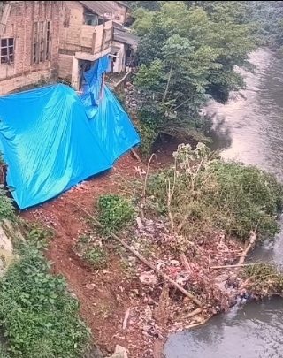 Longsor tebing Sungai Ciliwung, Kota Depok