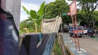 Tembok pembatas miring