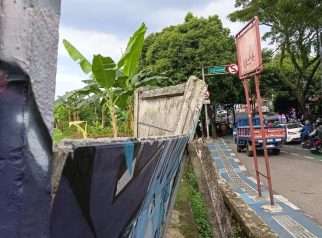 Tembok pembatas miring