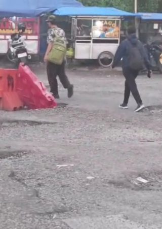 Jalan rusak akses ke Stasiun Depok Baru dan Terminal Depok