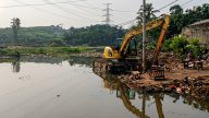 Alat berat ekskavator Kali Pesanggrahan, Kota Depok