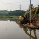 Alat berat ekskavator Kali Pesanggrahan, Kota Depok