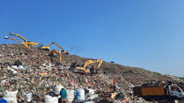 Solar alat berat di TPA Cipayung Depok