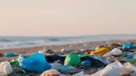 Sampah plastik di laut.