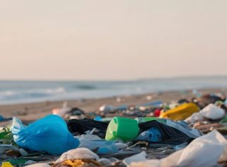 Sampah plastik di laut.