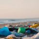Sampah plastik di laut.