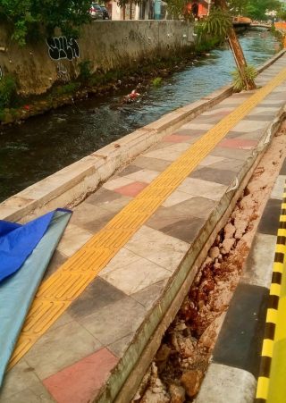 Longsor jalur pedestrian kawasan Taman SeCAWAN Kota Depok