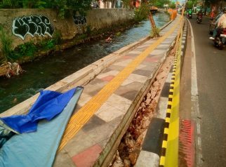 Longsor jalur pedestrian kawasan Taman SeCAWAN Kota Depok