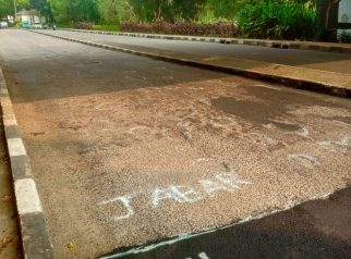Jalan rusak sisi Kota Depok di bawah kolong Flyover UI