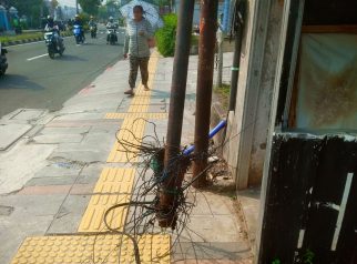Tiang utilitas patah di Depok